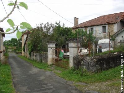 Mitoyenne avec le haut mur en pierres.