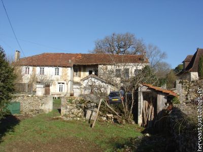 La maison est visible du jardin, au sol, la terre c'etait le lino !