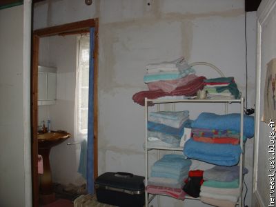 La salle de bain vue du couloir